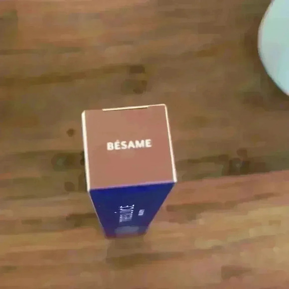 New Treslúce Beauty's Lips B Like...Plumping Lip Gloss! In Besame - Picture 4 of 4